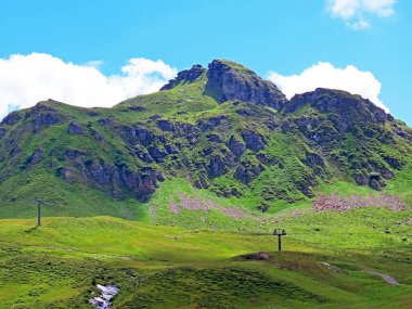 Melchsee Gölü 'nün yukarısındaki Melchseestock tepesi ve Uri Alpler dağ kütlesi, Melchtal - Obwald Kantonu, İsviçre (Kanton Obwalden, Schweiz)