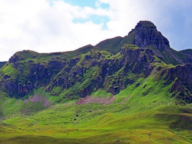 Melchsee Gölü 'nün yukarısındaki Melchseestock tepesi ve Uri Alpler dağ kütlesi, Melchtal - Obwald Kantonu, İsviçre (Kanton Obwalden, Schweiz)