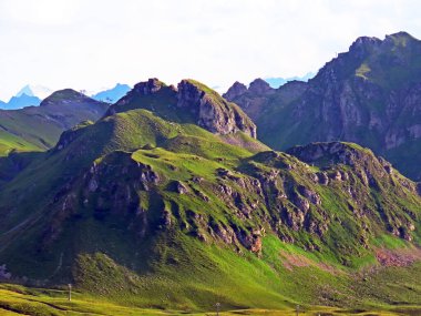 Melchsee Gölü 'nün yukarısındaki Melchseestock tepesi ve Uri Alpler dağ kütlesi, Melchtal - Obwald Kantonu, İsviçre (Kanton Obwalden, Schweiz)