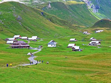 Tannensee Gölü ve Uri Alpleri 'nin yanında bulunan geleneksel dağlık çiftlik hayvanları yerleşkesi Tannalp, Melchtal - Obwald Kantonu, İsviçre (Kanton Obwalden, Schweiz)