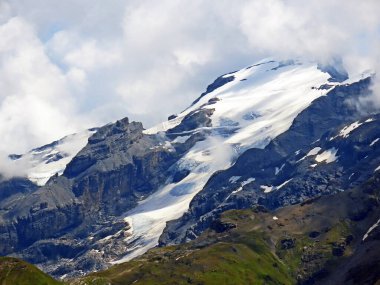 Engelbergertal vadisinde ve Uri Alpleri 'nde (Engelberg - Kanton Obwalden, Schweiz, İsviçre) adı geçen buzul (Titlis-Gletscher) ile karlı alp zirvesi Titlis' e ulaşır.)