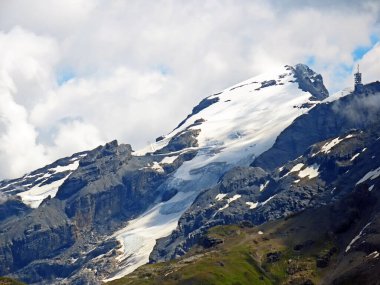 Titlis ve Küçük Titlis 'i (Klein Titlis) Engelbergertal Vadisi üzerindeki Titlis-Gletscher buzulu (Titlis-Gletscher) ile karlı alp zirveleri, Engelberg Kanton Obwalden, İsviçre (Kanton Obwald, Schweiz))