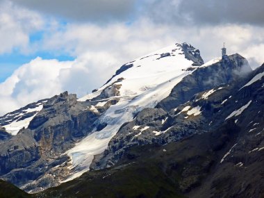 Titlis ve Küçük Titlis 'i (Klein Titlis) Engelbergertal Vadisi üzerindeki Titlis-Gletscher buzulu (Titlis-Gletscher) ile karlı alp zirveleri, Engelberg Kanton Obwalden, İsviçre (Kanton Obwald, Schweiz))