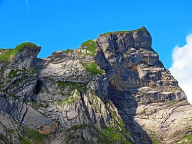 Uri Alp dağlarında Chli Haupt Murmelchopf ve Haupt veya Bruenighaupt (Brunighaupt) tepeleri, Melchtal - Obwald Kantonu, İsviçre / Kanton Obwalden, Schweiz
