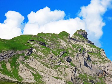 Uri Alp dağlarında Chli Haupt Murmelchopf ve Haupt veya Bruenighaupt (Brunighaupt) tepeleri, Melchtal - Obwald Kantonu, İsviçre / Kanton Obwalden, Schweiz