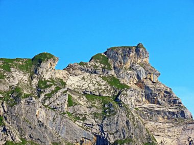 Uri Alp dağlarında Chli Haupt Murmelchopf ve Haupt veya Bruenighaupt (Brunighaupt) tepeleri, Melchtal - Obwald Kantonu, İsviçre / Kanton Obwalden, Schweiz
