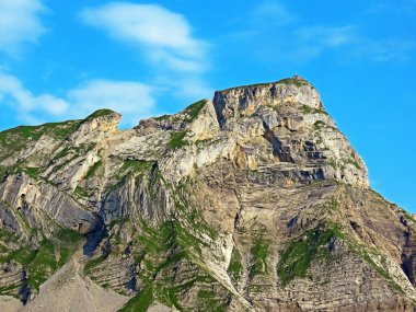 Uri Alp dağlarında Chli Haupt Murmelchopf ve Haupt veya Bruenighaupt (Brunighaupt) tepeleri, Melchtal - Obwald Kantonu, İsviçre / Kanton Obwalden, Schweiz