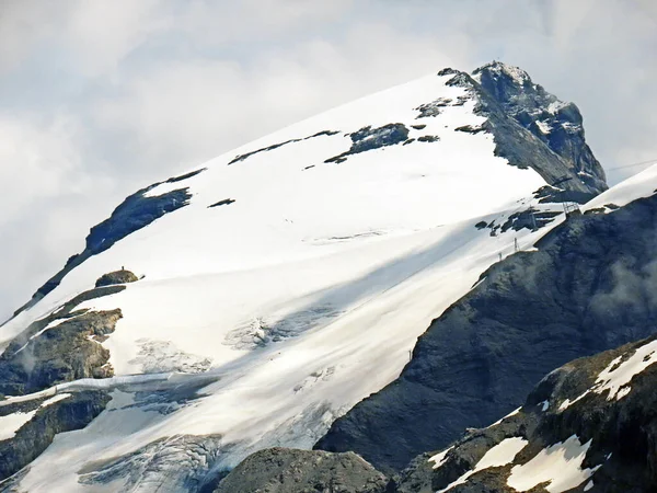 Снежный Альпийский Пик Титлис Одноименным Ледником Titlis Gletscher Над Долиной — стоковое фото