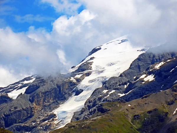 Engelbergertal vadisinde ve Uri Alpleri 'nde (Engelberg - Kanton Obwalden, Schweiz, İsviçre) adı geçen buzul (Titlis-Gletscher) ile karlı alp zirvesi Titlis' e ulaşır.)