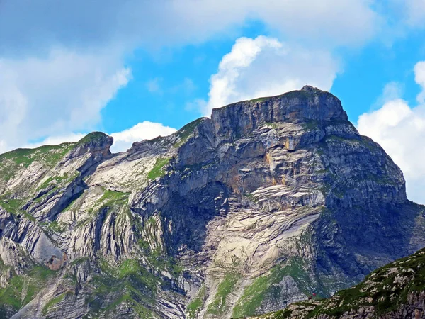 Uri Alp dağlarında Chli Haupt Murmelchopf ve Haupt veya Bruenighaupt (Brunighaupt) tepeleri, Melchtal - Obwald Kantonu, İsviçre / Kanton Obwalden, Schweiz
