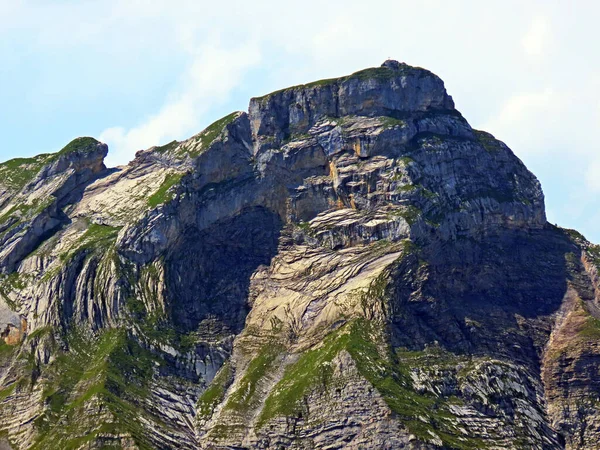 Uri Alp dağlarında Chli Haupt Murmelchopf ve Haupt veya Bruenighaupt (Brunighaupt) tepeleri, Melchtal - Obwald Kantonu, İsviçre / Kanton Obwalden, Schweiz