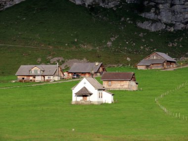 Alggi Alpleri 'ndeki Aelggi-Kapelle şapeli ve ülkenin coğrafi merkezi Sachseln - Obwald Kantonu, İsviçre / Kanton Obwalden, Schweiz