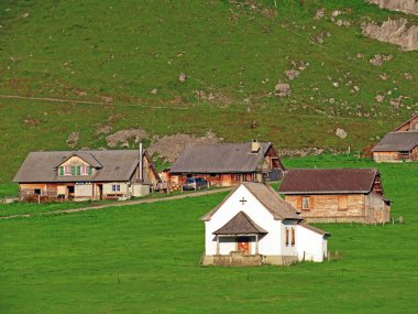 Alggi Alpleri 'ndeki Aelggi-Kapelle şapeli ve ülkenin coğrafi merkezi Sachseln - Obwald Kantonu, İsviçre / Kanton Obwalden, Schweiz