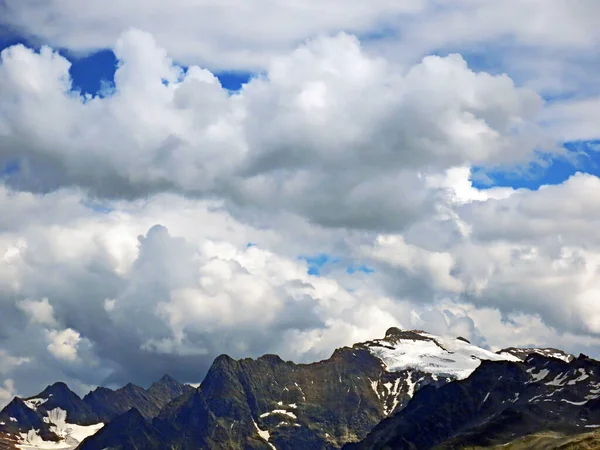 Nuvens Pitorescas Bonitas Sobre Picos Montanha Suíça Maciço Dos Alpes — Fotografia de Stock