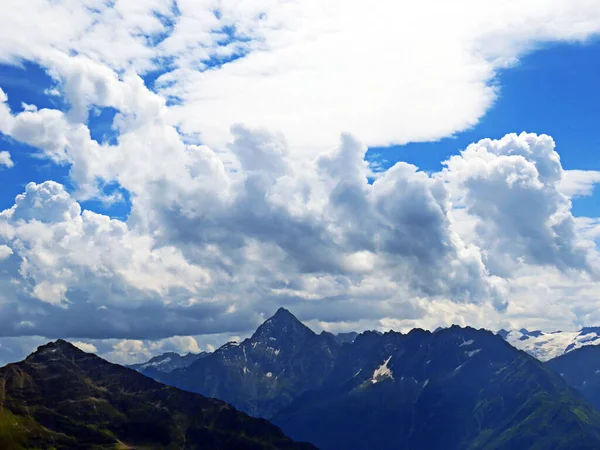 Schilderachtige Prachtige Wolken Boven Zwitserse Bergtoppen Het Uri Alpen Massief — Stockfoto