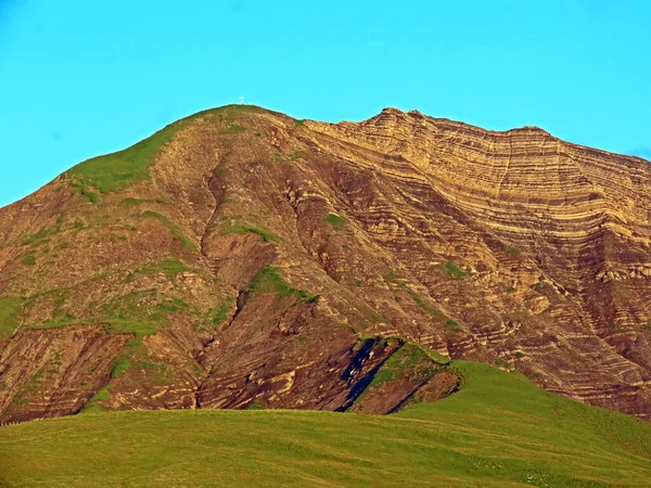 Cerro Subalpino Herboso Bocki Entre Lago Sarnersee Valle Melchtal Sachseln — Foto de Stock