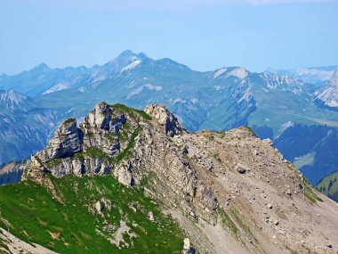 Seefeldsee Gölü 'nün yukarısındaki Seefeldstock tepesi ve Uri Alp Dağları' ndaki Sachseln Kanton of Obwald, İsviçre (Kanton Obwalden, Schweiz)