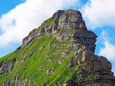 Seefeldsee Gölü 'nün yukarısındaki Seefeldstock tepesi ve Uri Alp Dağları' ndaki Sachseln Kanton of Obwald, İsviçre (Kanton Obwalden, Schweiz)