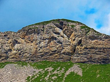 Alp zirvesi Bonnistock, Melchsee ve Tannensee göllerinin aşağısında ve Uri Alpleri dağ kütlesi, Melchtal - İsviçre Obwald Kantonu (Kanton Obwalden, Schweiz)