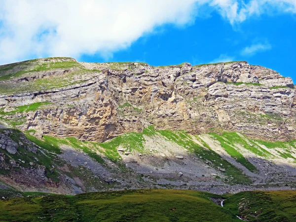 位于Tannensee湖和瑞士奥瓦尔德州Kerns的Melchtal山谷之间的高山峰Hohmad Kanton Obwalden Schweiz — 图库照片