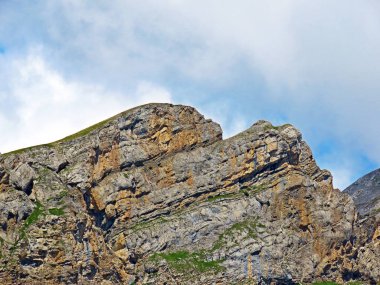 Tannensee Gölü ile Melchtal Vadisi arasındaki Alp tepesi Chli Hohmad, Kerns - İsviçre Obwald Kantonu (Kanton Obwalden, Schweiz)