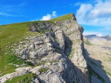 Tannensee Gölü ile Melchtal Vadisi arasındaki Alp tepesi Chli Hohmad, Kerns - İsviçre Obwald Kantonu (Kanton Obwalden, Schweiz)