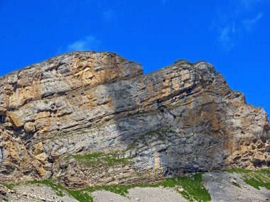 Tannensee Gölü ile Melchtal Vadisi arasındaki Alp tepesi Chli Hohmad, Kerns - İsviçre Obwald Kantonu (Kanton Obwalden, Schweiz)