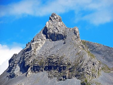 Engstlensee ve Trebensee gölleri ve Uri Alpleri dağ kütlesi Engelberg arasındaki Alp zirvesi Graustock (Kanton Obwalden, Schweiz))