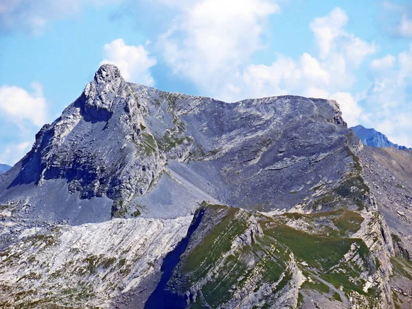 Alpine Peak Graustock Engstlensee Trebensee Lakes Uri Alps Mountain Massif — Fotografia de Stock