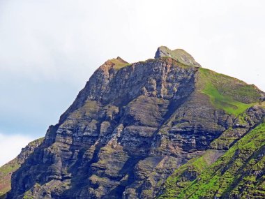 Melchsee Gölü 'nün yukarısında ve Uri Alpleri dağ kütlesi Melchtal' de (Kanton Obwalden, Schweiz)
