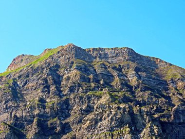 Melchsee Gölü 'nün yukarısında ve Uri Alpleri dağ kütlesi Melchtal' de (Kanton Obwalden, Schweiz)