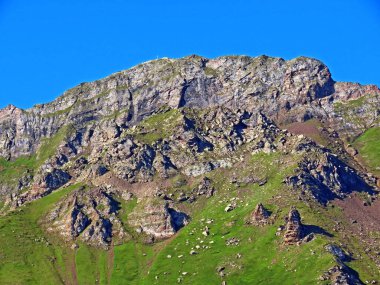 Melchsee Gölü 'nün yukarısında ve Uri Alpleri dağ kütlesi Melchtal' de (Kanton Obwalden, Schweiz)