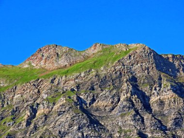 Melchsee Gölü 'nün yukarısında ve Uri Alpleri dağ kütlesi Melchtal' de (Kanton Obwalden, Schweiz)