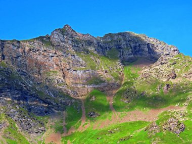 Melchsee Gölü 'nün yukarısında ve Uri Alpleri dağ kütlesi Melchtal' de (Kanton Obwalden, Schweiz)
