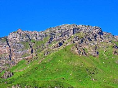 Melchsee Gölü 'nün yukarısında ve Uri Alpleri dağ kütlesi Melchtal' de (Kanton Obwalden, Schweiz)