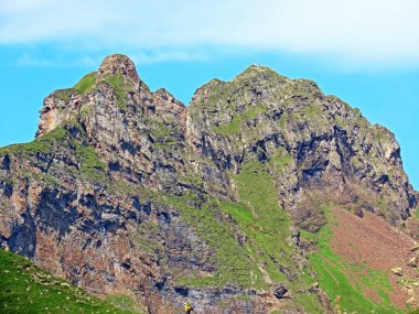 Melchsee Gölü 'nün yukarısında ve Uri Alpleri dağ kütlesi Melchtal' de (Kanton Obwalden, Schweiz)