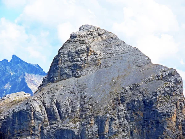 位于Gaentel或Gantel和Gadmertal山谷之间的阿尔卑斯山峰Taelistock或Talistock 以及位于瑞士奥瓦尔德州Engelberg的Uri Alps山区地块 Kanton Obwalden Schweiz — 图库照片