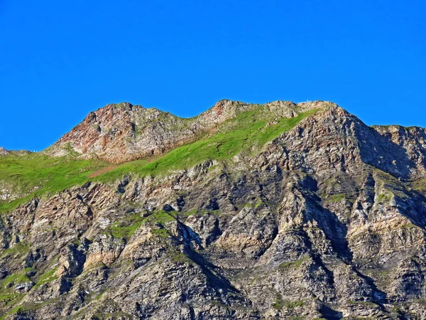 Melchsee Gölü 'nün yukarısında ve Uri Alpleri dağ kütlesi Melchtal' de (Kanton Obwalden, Schweiz)