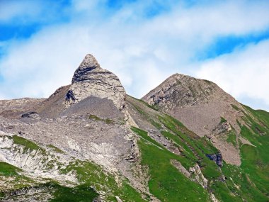 İngiltere ve Truebensee gölleri arasındaki Shwarzhorn tepesi ve Uri Alpleri dağ kitlesi, Engelberg - İsviçre Obwald Kantonu (Kanton Obwalden, Schweiz)