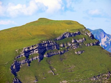 Sarnersee Gölü ile Melchtal Vadisi arasındaki Vorstegg tepesi ve Uri Alpleri tepesi, Sachseln - Obwald Kantonu, İsviçre (Kanton Obwalden, Schweiz)