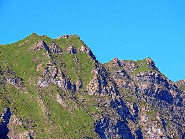 Melchsee Gölü 'nün yukarısındaki Fulenberg tepesi ve Uri Alpleri dağ kütlesi, Melchtal - Obwald Kantonu, İsviçre (Kanton Obwalden, Schweiz)