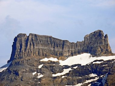 Gaentel (Gantel) ve Gadmertal vadileri arasındaki Gross Wendenstock (Wendestock) ve Pfaffenhuet (Pfaffenhueoet) tepeleri, Gadmen - Bern Kantonu, İsviçre (Kanton Bern, Schweiz))