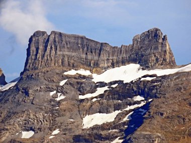 Gaentel (Gantel) ve Gadmertal vadileri arasındaki Gross Wendenstock (Wendestock) ve Pfaffenhuet (Pfaffenhueoet) tepeleri, Gadmen - Bern Kantonu, İsviçre (Kanton Bern, Schweiz))