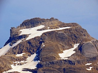 Gantel (Gaentel) ile Uri Alpleri 'ndeki Gadmertal vadileri arasındaki Maeren (veya Maren) tepesi, Gadmen - Bern Kantonu, İsviçre (Kanton Bern, Schweiz))