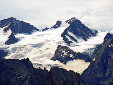 Yaz boyunca İsviçre 'deki alp buzulları ve küresel ısınma nedeniyle artan erimeleri, İsviçre' nin Bern Kantonu (Kanton Bern, Schweiz)