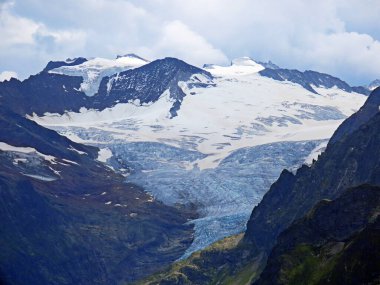 Yaz boyunca İsviçre 'deki alp buzulları ve küresel ısınma nedeniyle artan erimeleri, İsviçre' nin Bern Kantonu (Kanton Bern, Schweiz)
