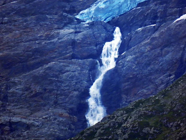 Cascadas Estacionales Verano Bajo Glaciares Suizos Macizo Montañoso Los Alpes —  Fotos de Stock