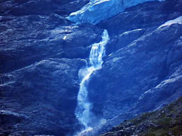 Cascadas Estacionales Verano Bajo Glaciares Suizos Macizo Montañoso Los Alpes — Foto de Stock