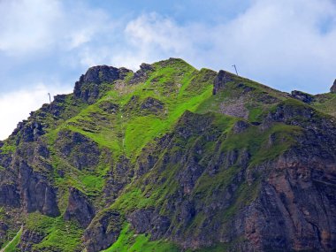 Melchsee Gölü 'nün üzerindeki Talistock Tepesi ve Uri Alpleri dağ kütlesi, Melchtal - Obwald Kantonu, İsviçre (Kanton Obwalden, Schweiz)