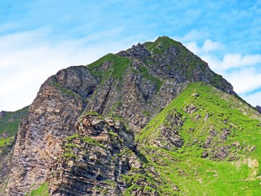 Melchsee Gölü 'nün üzerindeki Talistock Tepesi ve Uri Alpleri dağ kütlesi, Melchtal - Obwald Kantonu, İsviçre (Kanton Obwalden, Schweiz)